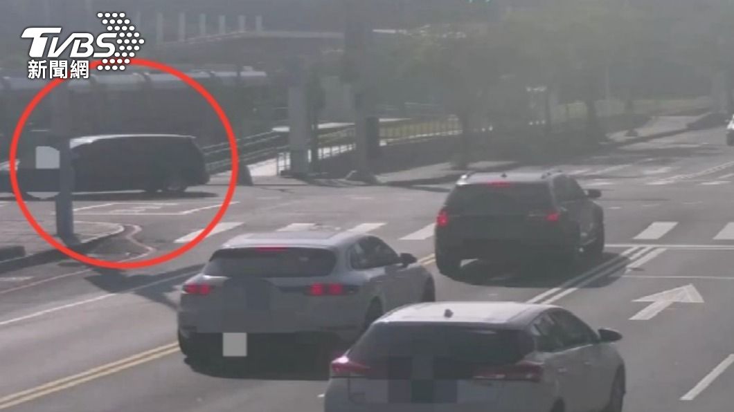 林女疑未注意標示右轉,致撞上輕軌列車。(圖/TVBS)