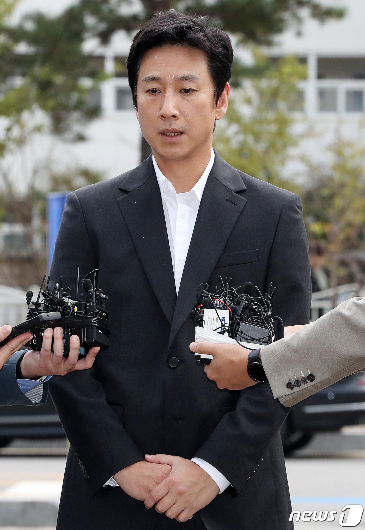 李善均前往警局接受調查時,也被採集毛髮驗毒。(圖/NEWS 1提供)