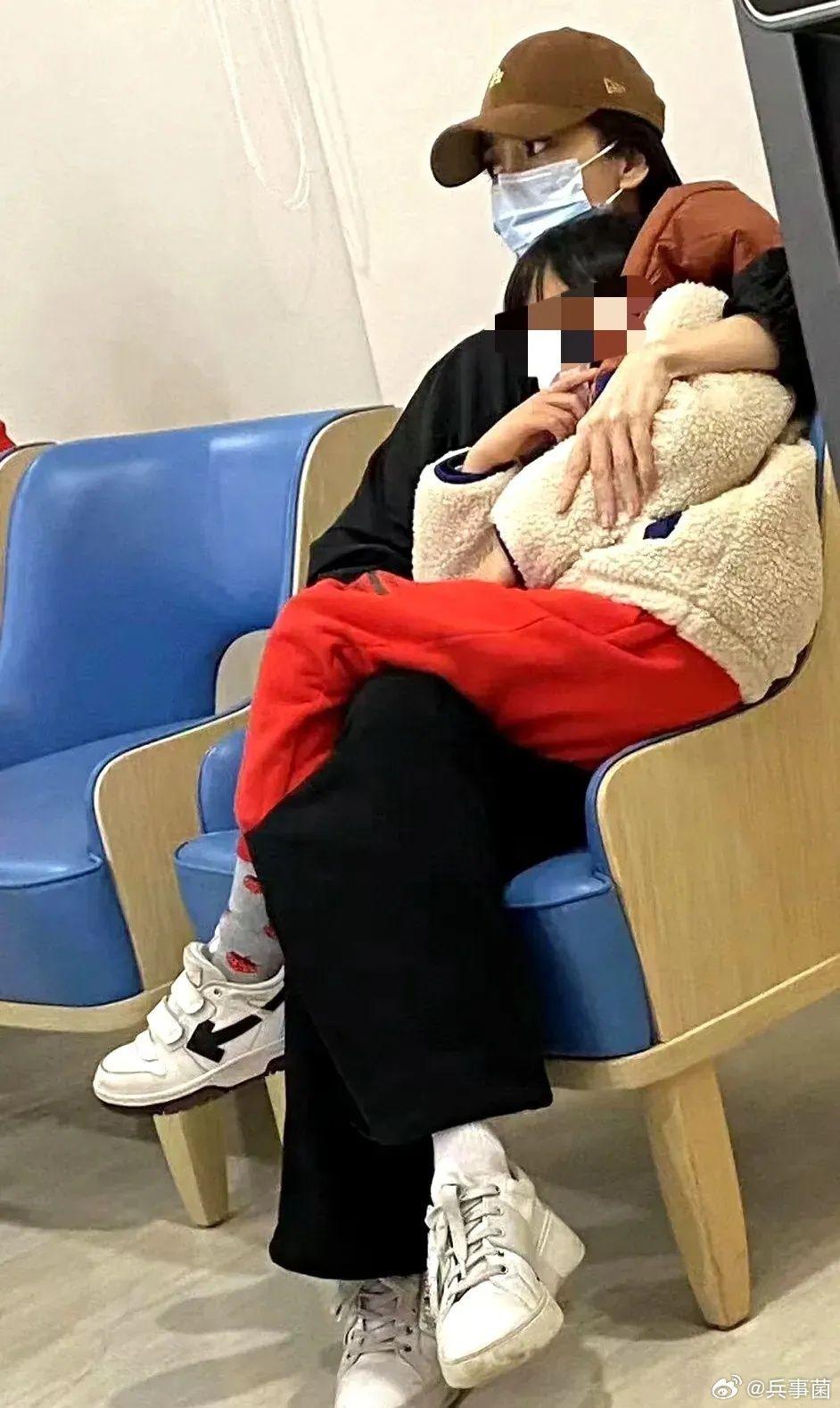 Angelababy現身醫院。(圖/翻攝自微博)