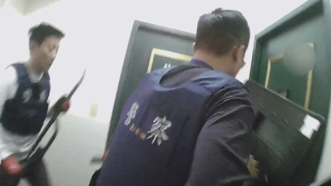 車輛遭「鋼珠」襲擊 警方攻堅逮人