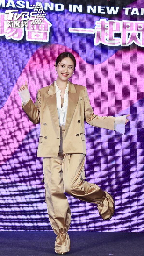 吳姍儒第一次參與新北耶誕城，開心到翹腳拍照。（圖／黃城碩攝）
