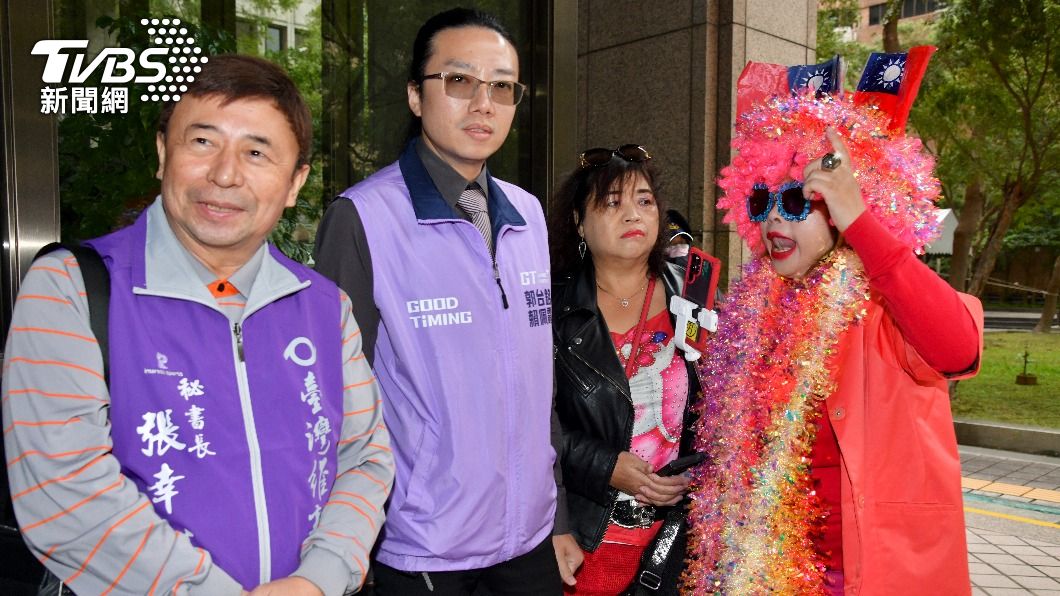 韓粉轉郭粉的支持者在中選會外等待郭台銘。(圖/胡瑞麒攝)