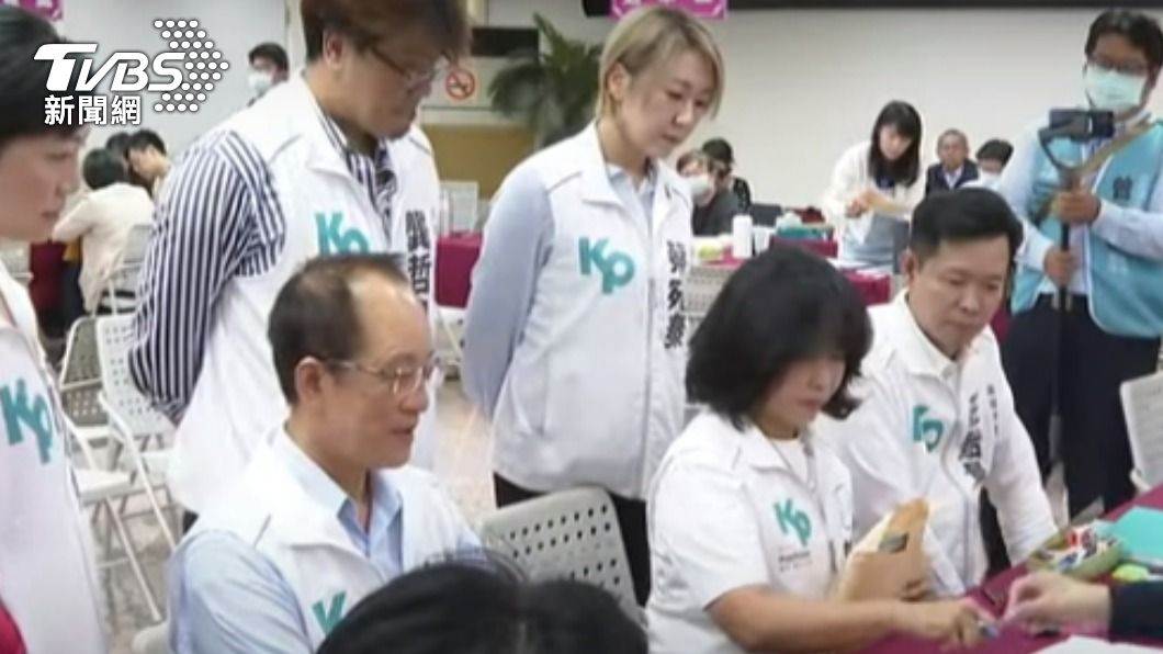 民眾黨立委參選人曾尹儷前往選委會登記。（圖／TVBS）