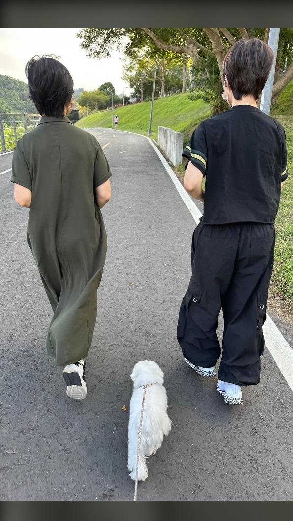 詹雅雯分享和妹妹一起散步的照片,直呼像極限運動。(圖/翻攝自詹雅雯臉書)