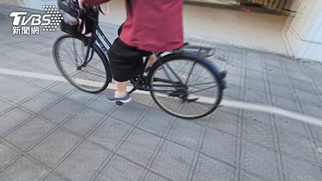 單車「騎上人行道」違規!路人加碼2行為更怒:好像他路權最大