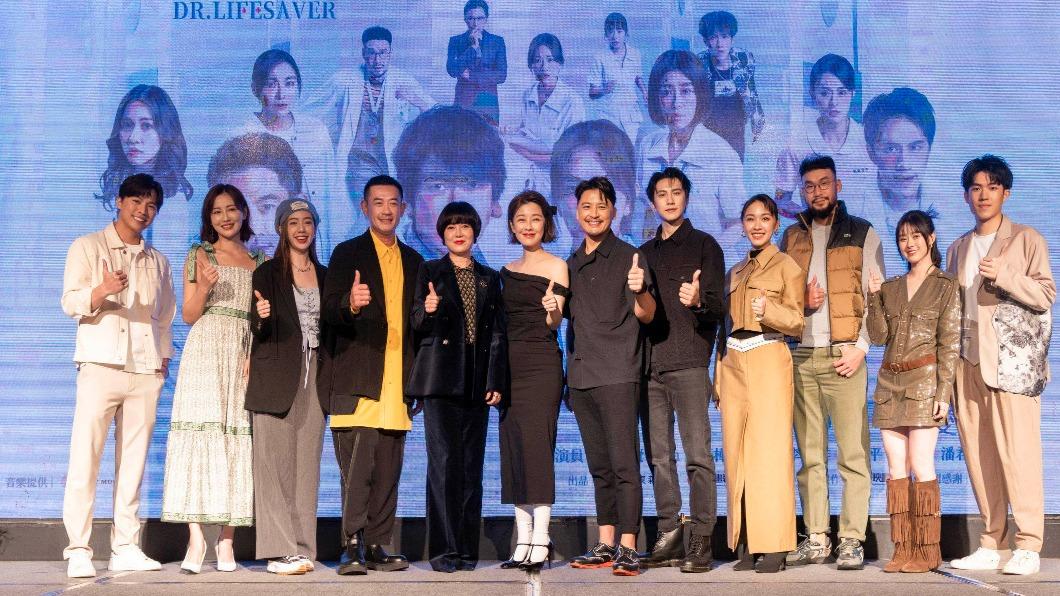 左起張柏謙、梁以辰、陳天仁、柯叔元、苗可麗、李維維、周群達、潘君侖、林玟誼、邱永騰、邱偲琹、郭方儒。(圖/東森提供)