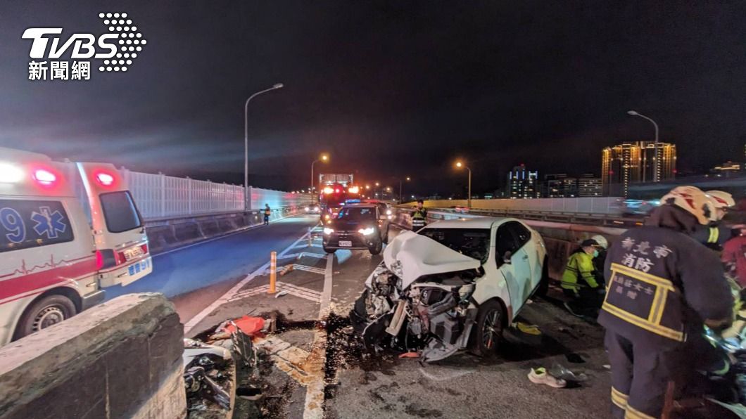 國1下班時間車禍!汽車自撞「車頭全爛」 男駕急救無效死亡