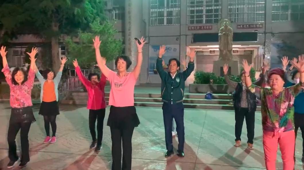 舞姿全曝光!跑行程巧遇婆媽邀共舞 賴清德舞步被大讚