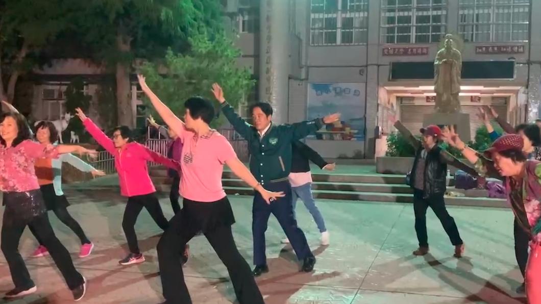 賴清德昨跑行程巧遇跳大會舞民眾,就一同共舞。(圖/賴清德競辦提供)
