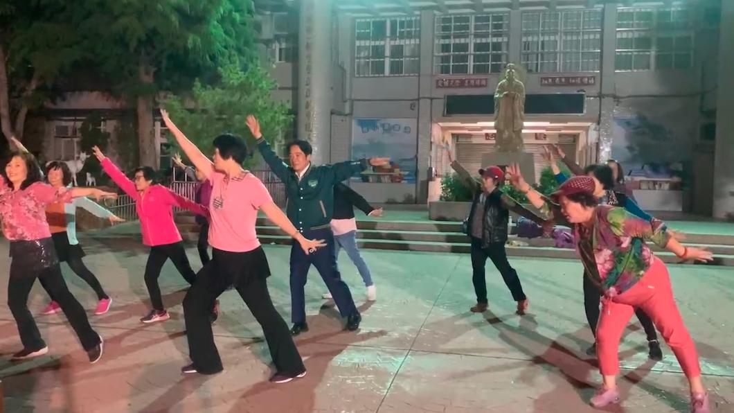 賴清德昨跑行程巧遇跳大會舞民眾,就一同共舞。(圖/賴清德競辦提供)
