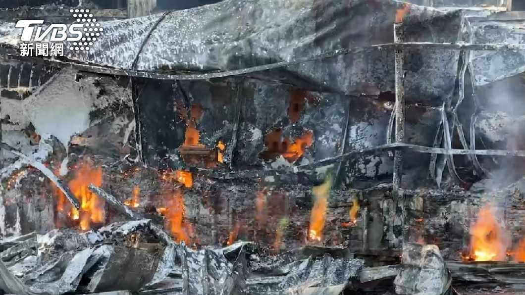 快訊/鋁粉閃燃恐釀爆炸!高雄輪圈工廠大火 消防泡沫灌救