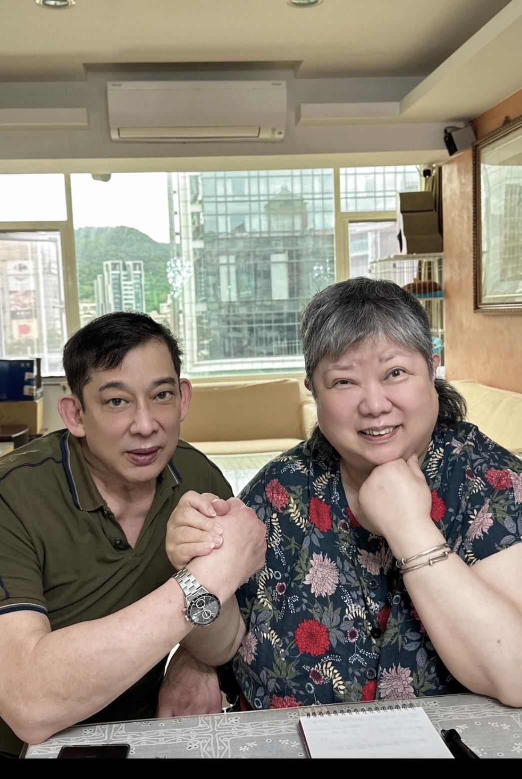石元娜(圖右)今日痛喊,「心裡真的很痛!」(圖/翻攝自石元娜臉書)