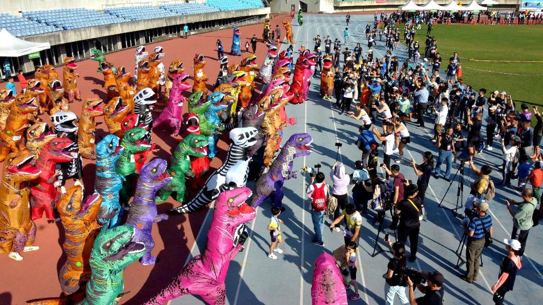 2023高雄富邦馬拉松恐龍變裝路跑賽前集結暖身。(圖/運動發展局提供)