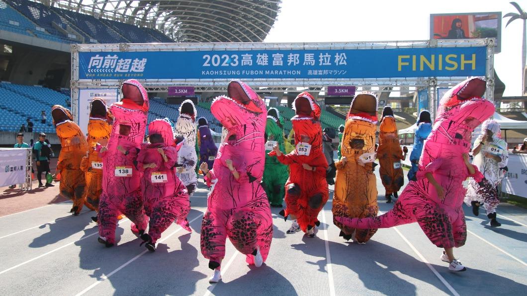 群龍衝破終點線。(圖/運動發展局提供)