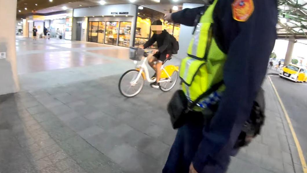 單車騎上站內人行道　潮州副站長狂喊「用牽的」沒用怒報警