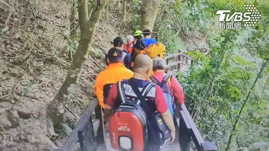 屏東七旬翁爬瀑布頭暈嘔吐 消防徒步90分鐘揹下山