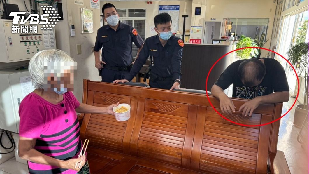 台中失智婦派出所團聚兒!遞米粉問「吃飽了嗎」 他當場哭潰堤