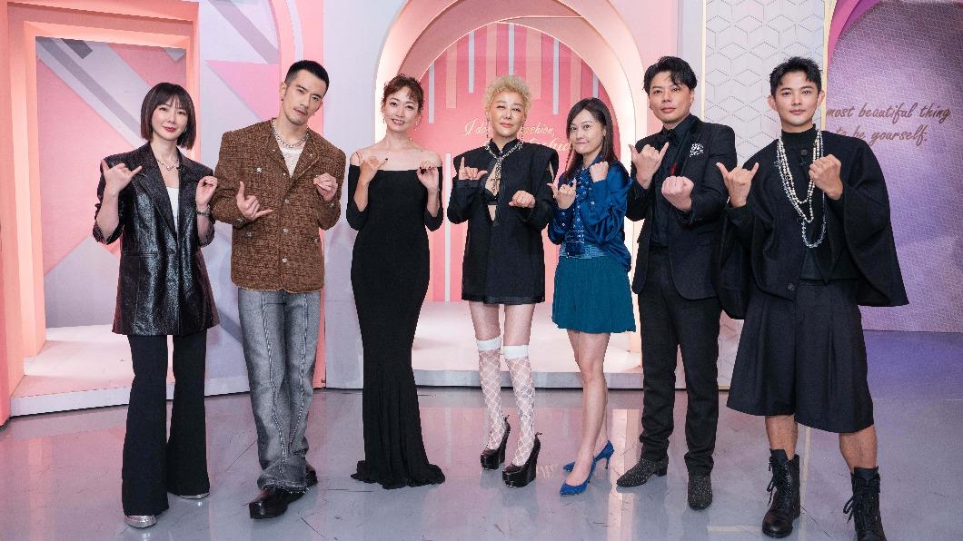 彩妝天后游絲棋（左起）、JR（紀言愷）、潘慧如、藍心湄、影評人雀雀、造型師李佑群、彩妝師Ivan一同點評金馬60的紅毯。（圖／TVBS）