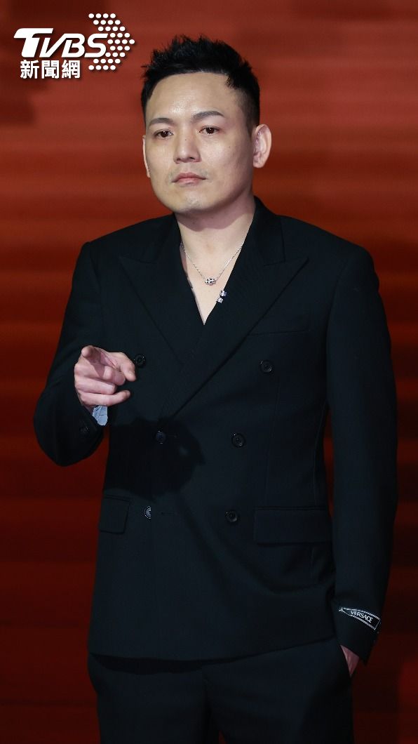 春風身穿雙排扣西裝帥氣亮相,胸前微露小V。(圖/TVBS娛樂組攝)