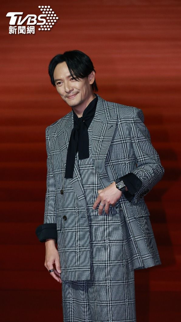 張震穿灰色格紋西裝帥出新高度。(圖/TVBS娛樂組攝)