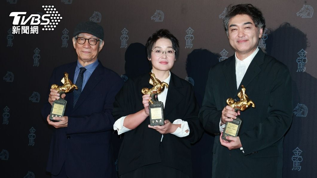 大陸電影《石門》拿下最佳劇情片獎,導演黃驥(中)、大塚龍治(右)開心拿獎。(圖/TVBS娛樂組攝)