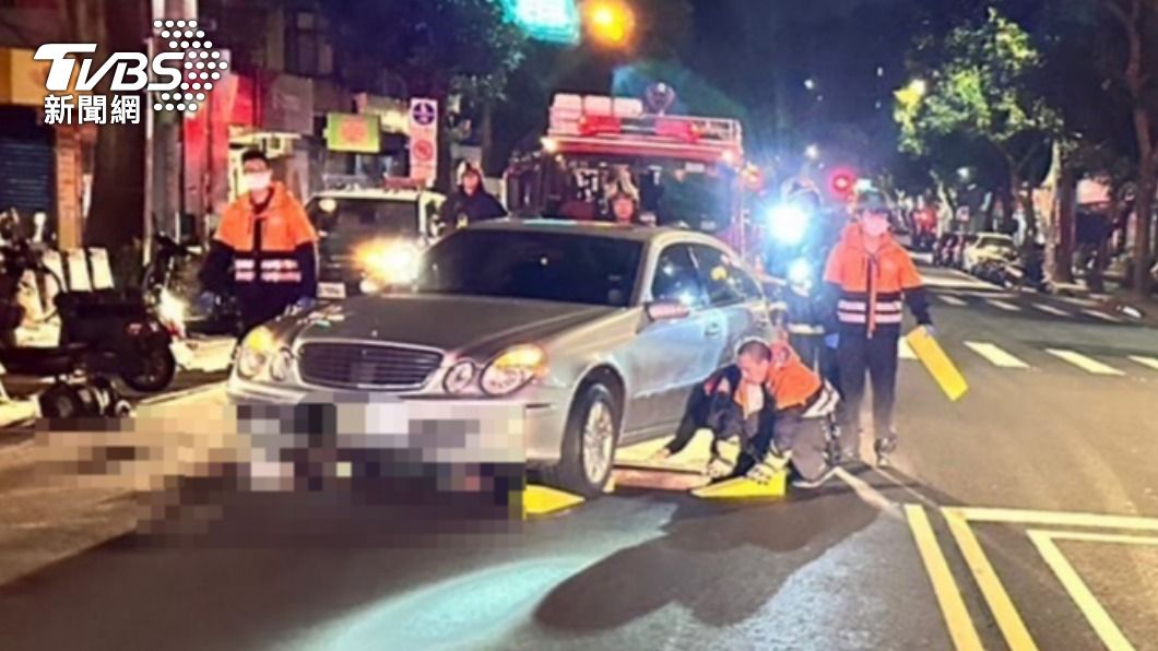 有片/北市男詭異爬臥行人穿越道 遭左轉車猛撞輾壓死亡