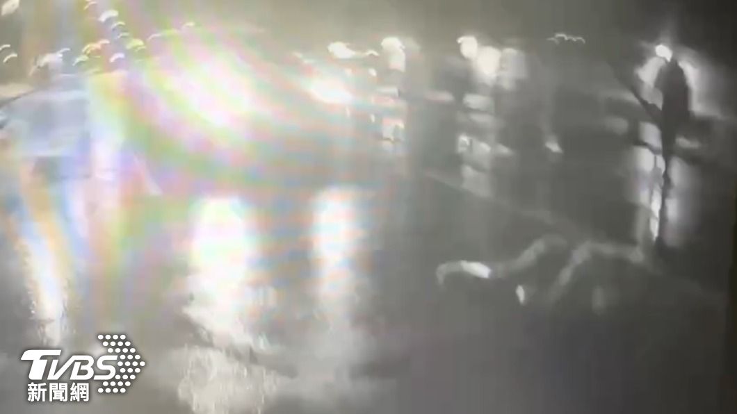深夜大雨視線不良 機車撞行人1重傷2輕傷