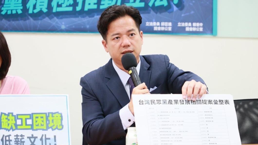 合體拍攝影片!介紹中和美食 吳欣盈讚邱臣遠:民眾黨「喬王」