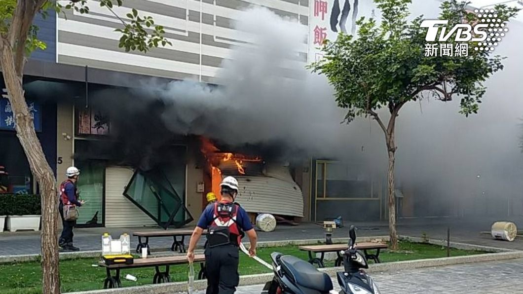快訊／台南北區驚傳氣爆！黑煙炸出鐵門變形消防急救援