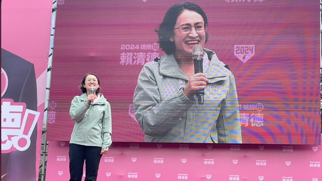 改變造型連眼鏡都換了 蕭美琴剪短髮淡妝好年輕