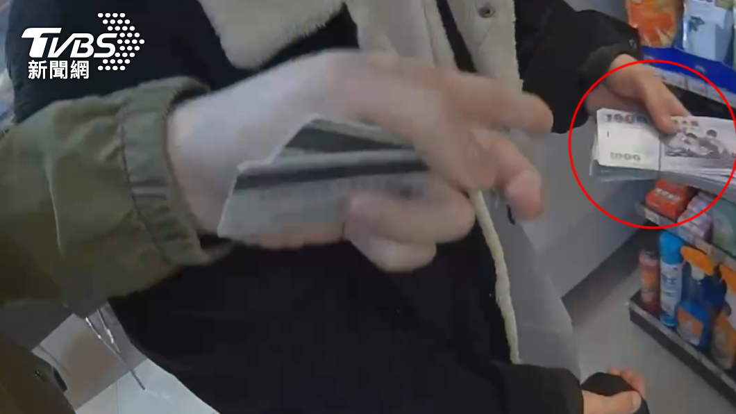警方到場時他手上還拿著剛領出來的贓款。(圖/TVBS)