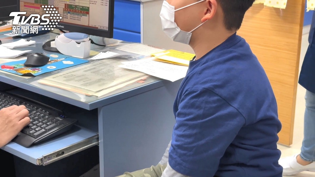 中國大陸近期呼吸道病毒肆虐,染病人數眾多。圖非本文當事人。(圖/TVBS)