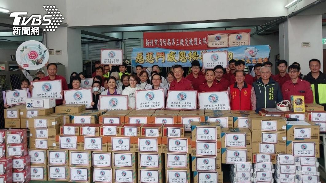 謝謝消防人員守護安全!宗教團體捐百箱物資、AED貼片