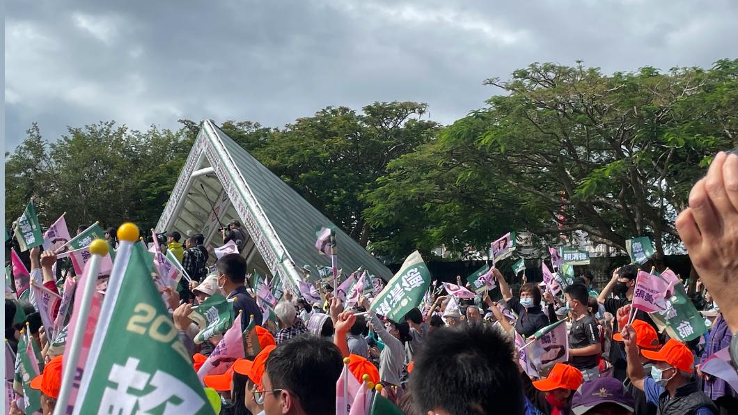 花蓮鄉親熱情歡呼，支持蕭美琴。（圖/吳紹瑜攝）