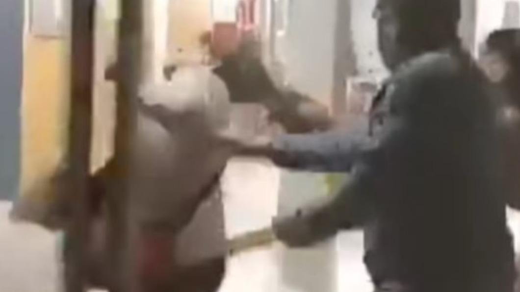 妙齡女「機場裸奔」!隨機痛扁路人 失控暴衝遭擊落
