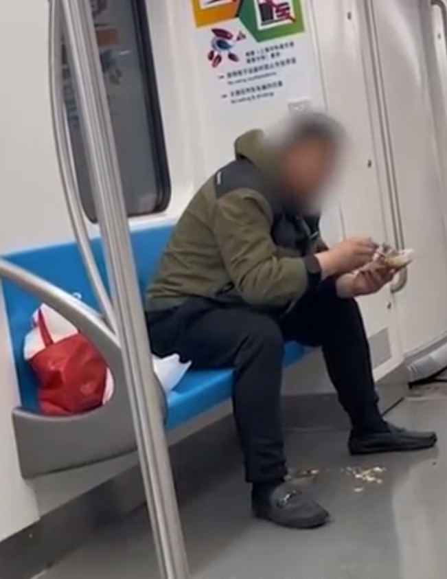 男子在地鐵上吃便當。(圖/翻攝自微博)