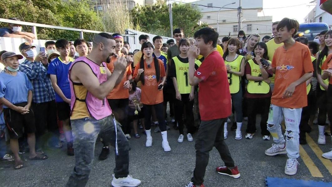 胡瓜在節目中練拳。(圖/民視提供)