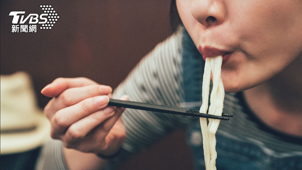 健身前吃麵!26歲陸女「窒息休克倒地」 醫揪致命病因害慘