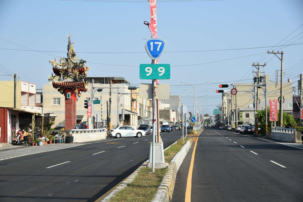台17線99K「一起久久」，是情侶們打卡拍照熱點，惟車輛多安全考量，縣府特於代天府前規劃1799意象