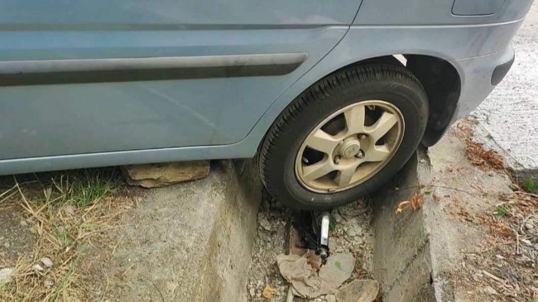 路不熟車掉水溝 神器助脫困省下拖吊費