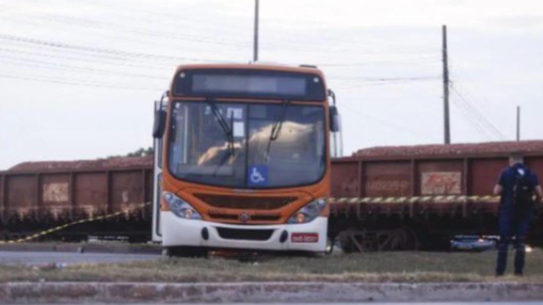 公車平交道挨撞!巴西女「噴飛窗摔軌」 下秒…遭火車輾斃斷2截