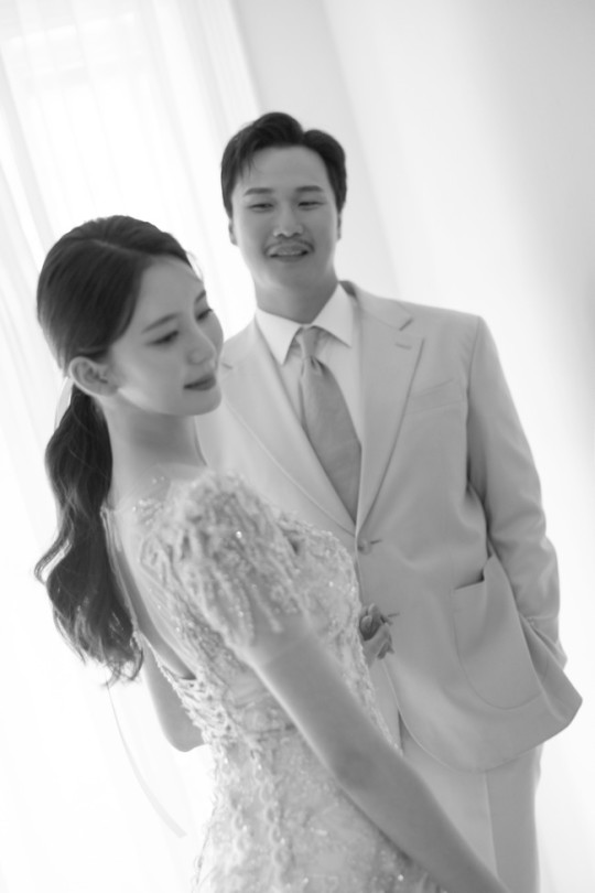 韓國演員鍾浩婚紗照公開。(圖/翻攝BlessEnt)