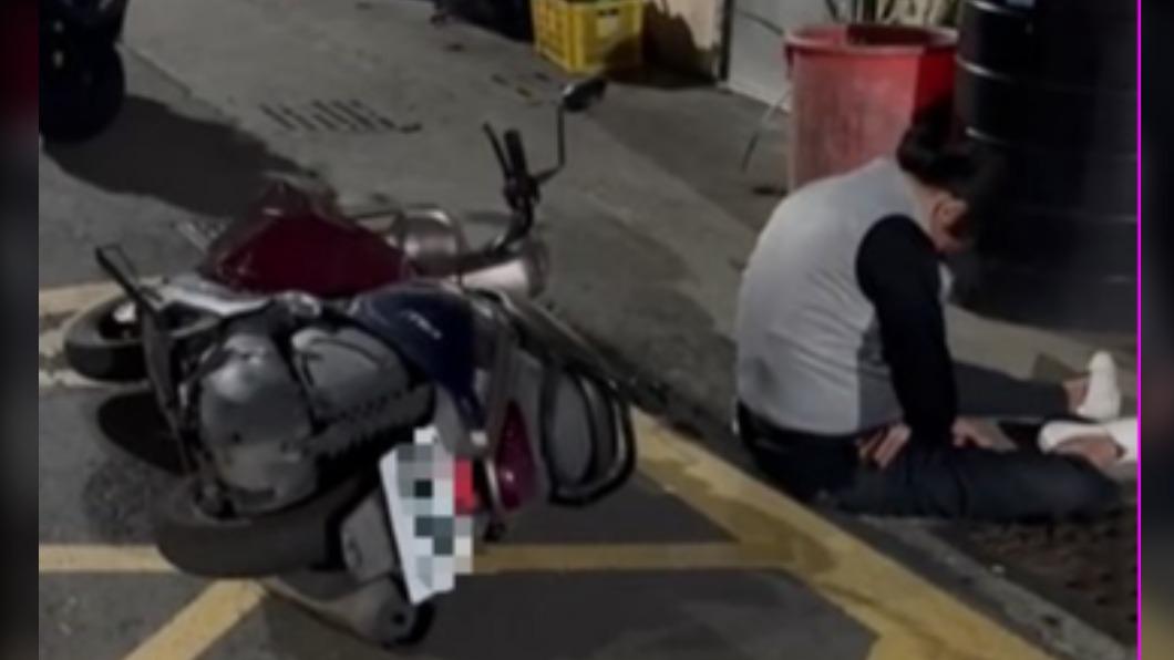 民眾PO網控警放任酒駕 監視器還原真相:牽車時路倒