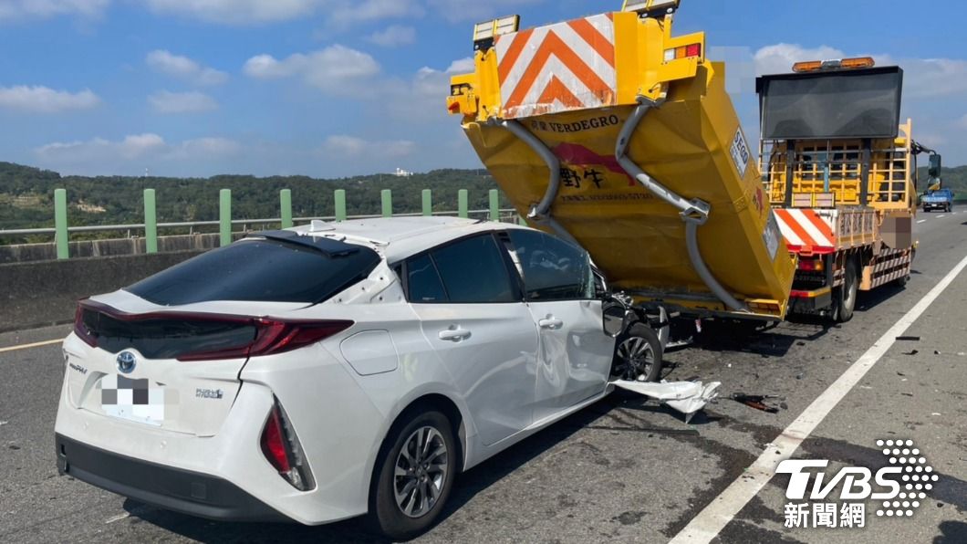 自動駕駛又出包! 油電車變身「推土機」竟鏟起緩撞車