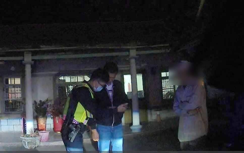 警方找到水費單仔細端詳，以警政電腦系統查詢聯繫上家人。