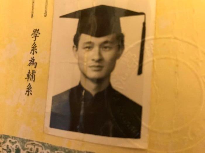 陳慕義的學士照。（圖／翻攝自陳慕義臉書）