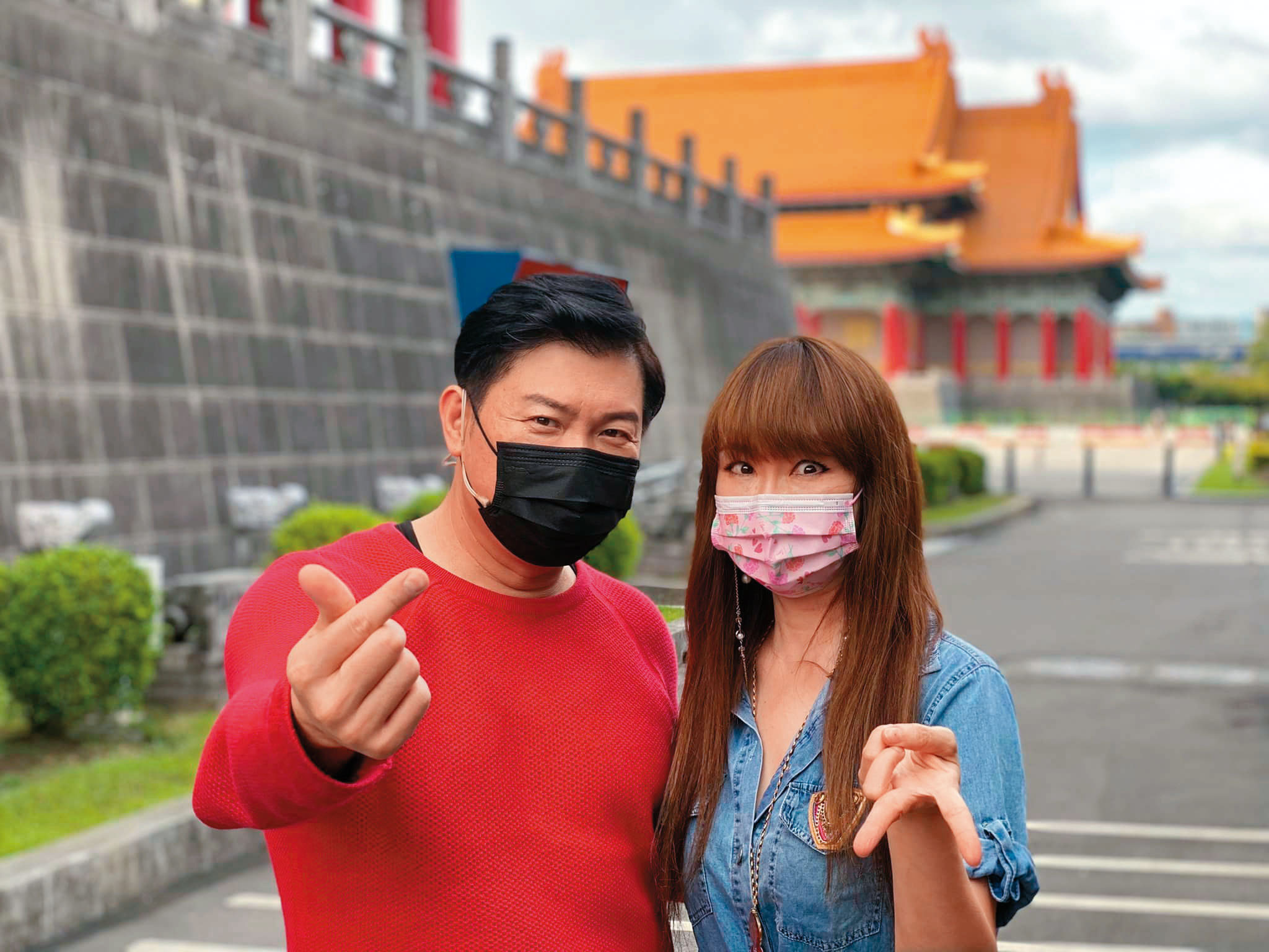 許雅琪(右)想讓老公、兒子看自己的專業,有意重出江湖做節目。左為曾國城。(翻攝自徐雅琪臉書)