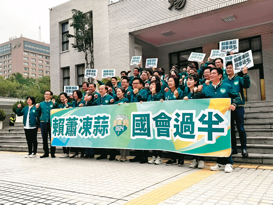 蕭美琴日前特地立院娘家突顯民進黨衝刺國會選情的決心。（圖／民進黨立法院黨團提供）