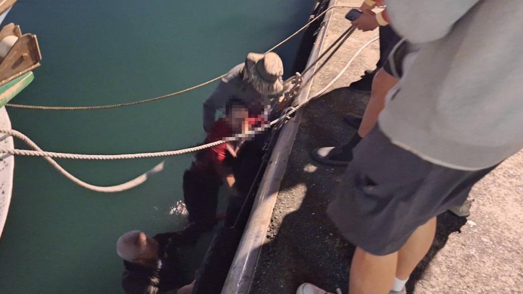 酒後海邊「噓噓」 竟站不穩摔入海中
