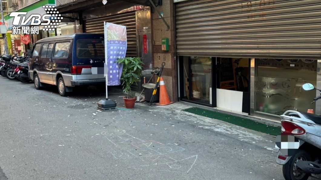 板橋大樓外牆下起「磁磚雨」　路過騎士驚險閃避
